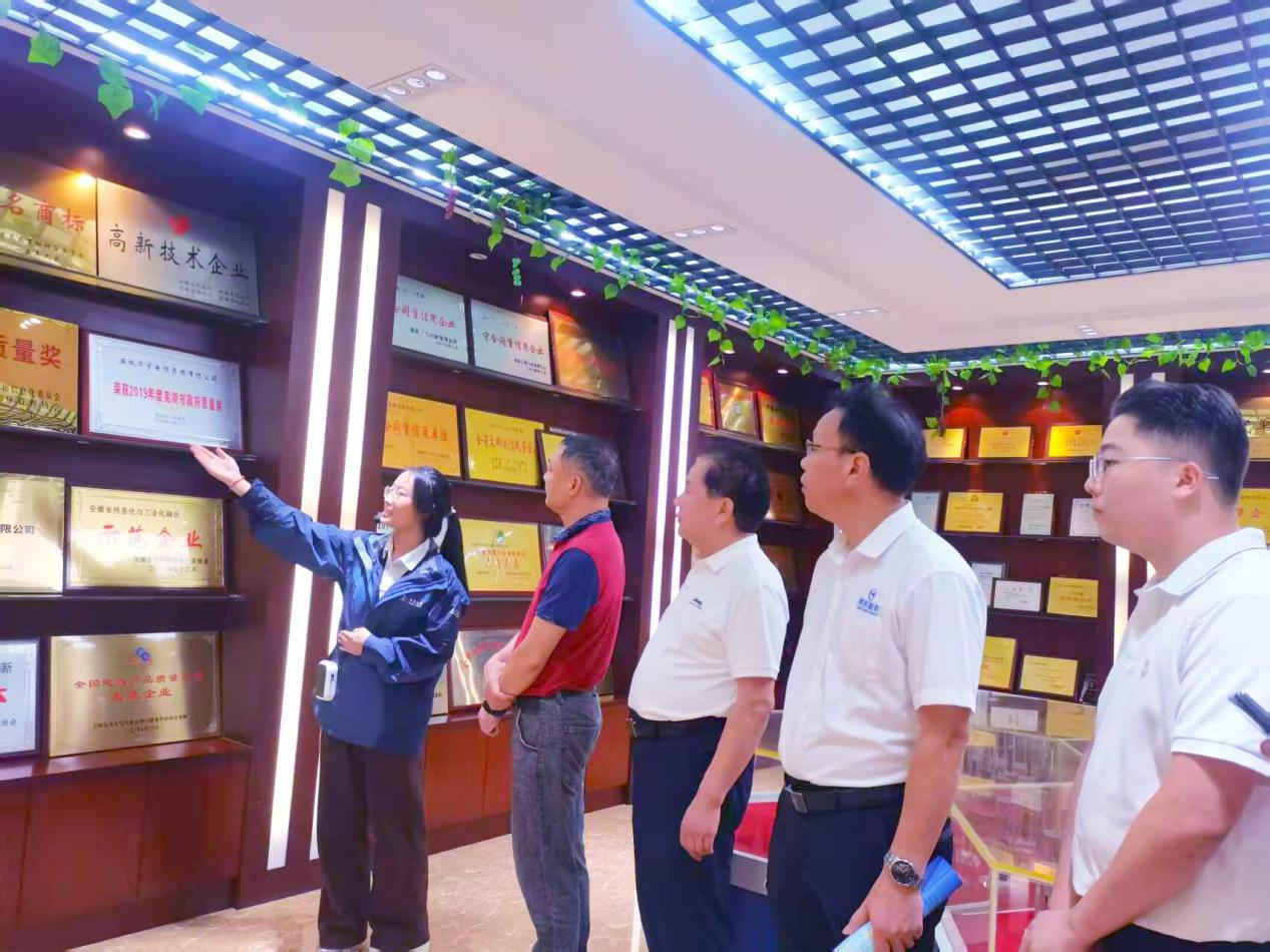 广东线缆行业交流团一行莅临华宇集团参观考察